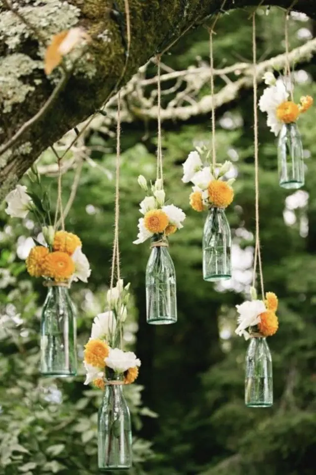 mariage deco recup exterieur vase bouteille transparente suspendue branche d'arbre fleur