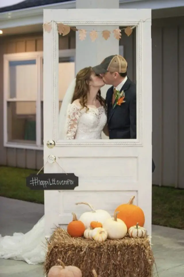 mariage deco recup exterieur porte en bois peinte ancienne photobooth