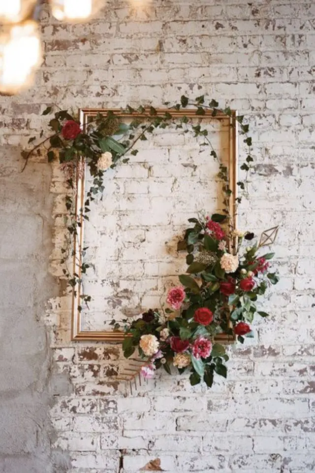 mariage recup deco salle reception encadrement cadre composition florale décor mur original et chic