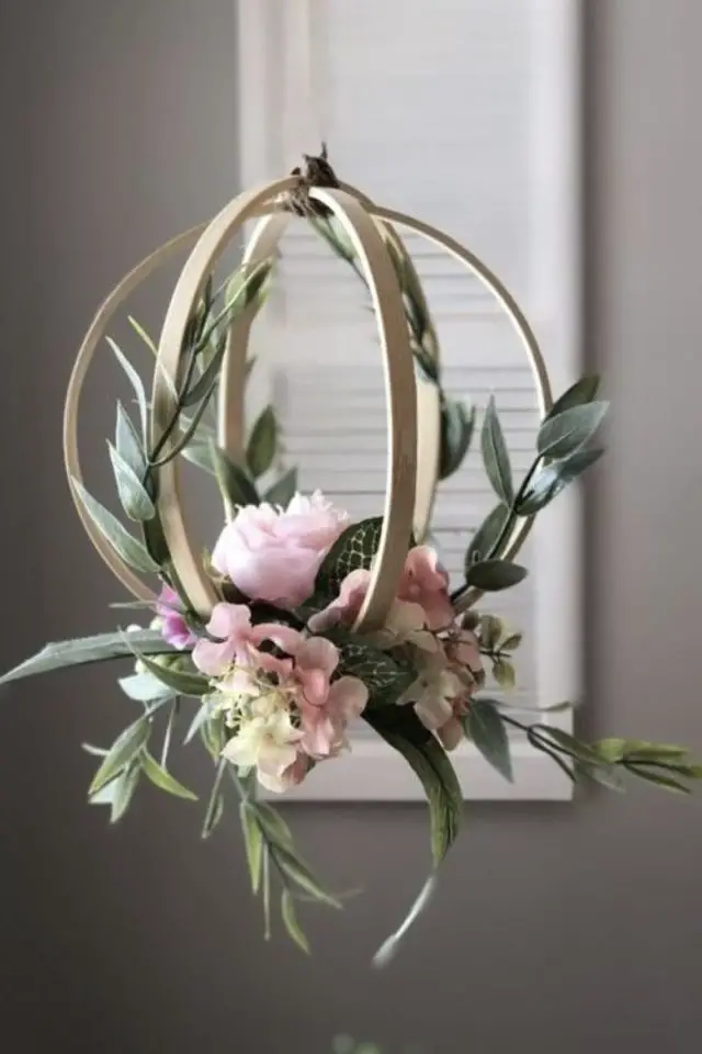 mariage recup deco salle reception composition fleur bouquet suspendu anneau de broderie