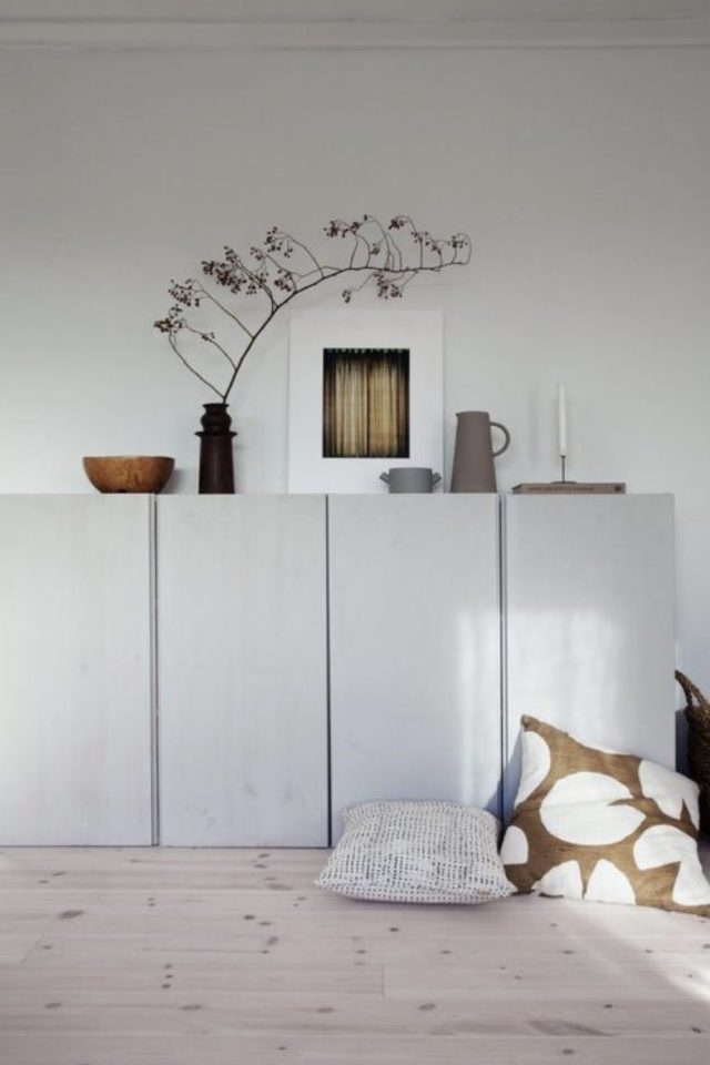 meuble sejour esthetique simple et deco buffet 4 porte ikea couleur claire déco minimaliste
