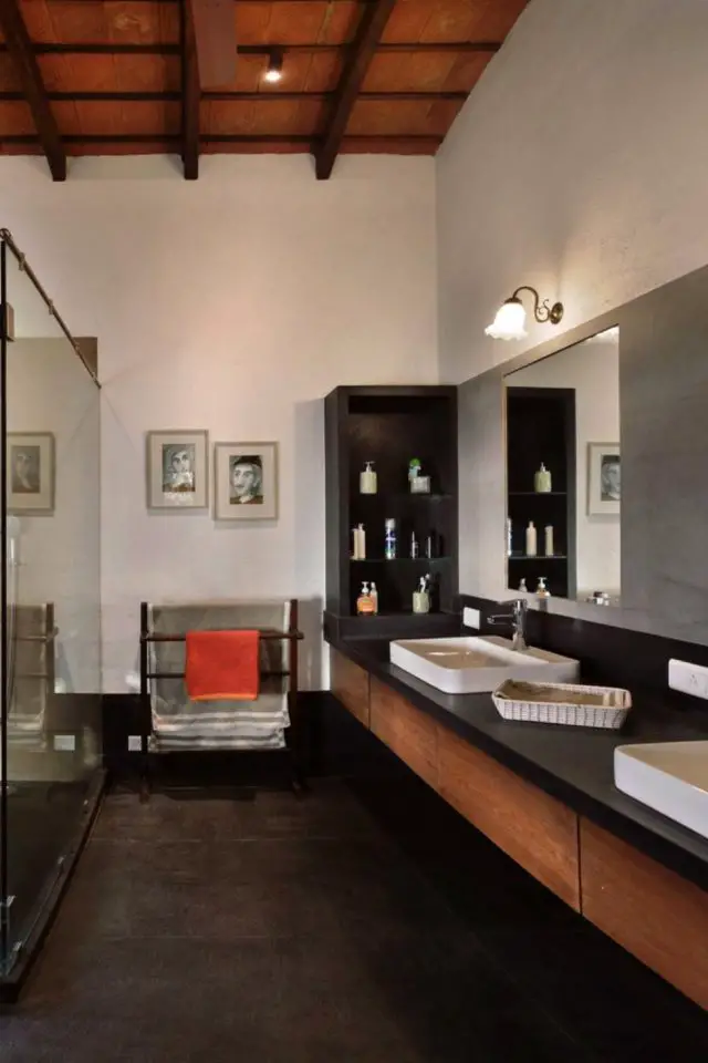 visite maison grand espace ouvert materiaux bruts salle de bain grand plan vasque pratique sobre en bois