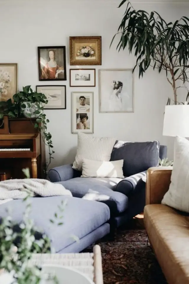 agencement salon exemple angle de la pièce méridienne cosy fauteuil repose-pied déco mur cadres plante et luminaire