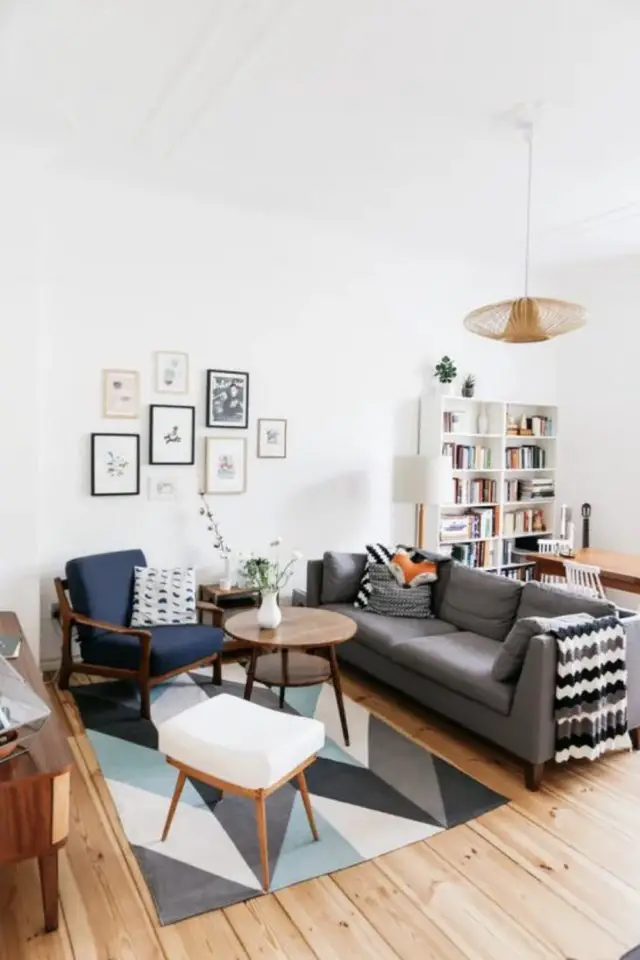 agencement salon exemple espace ouvert sur la salle à manger bibliothèque canapé gris milieu de la pièce meuble vintage tapis