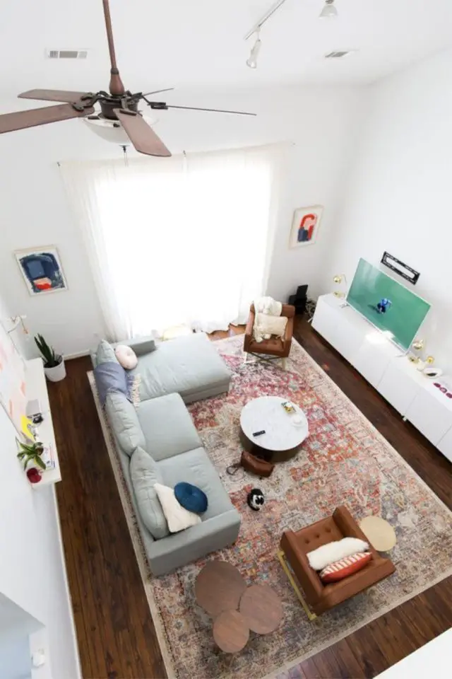 agencement salon exemple grand canapé d'angle tapis meuble télé blanc moderne espace lumineux