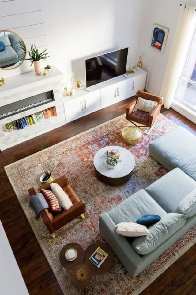 agencement salon exemple meuble télé blanc rangement en face canapé d'angle tapis XL