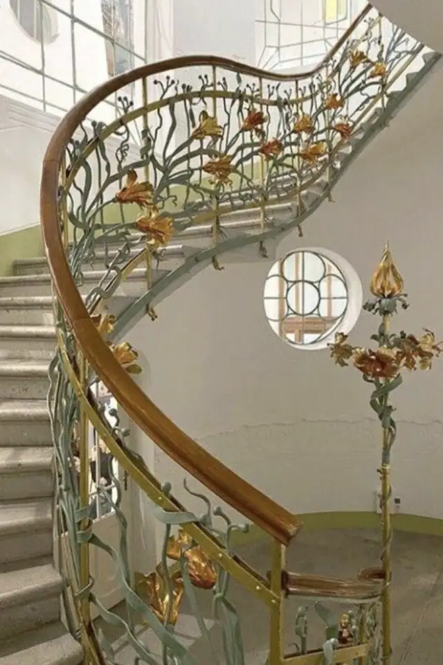 art nouveau architecture interieure escalier garde-corps métal motif floral courbe