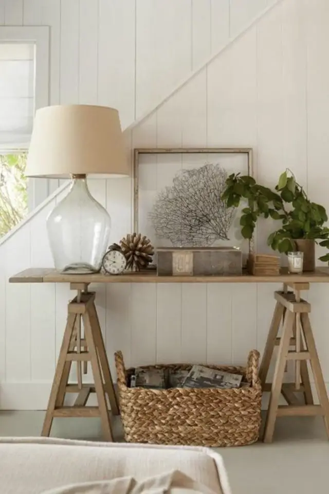buffet deco bord de mer exemple meuble DIY tréteaux en bois planche usée lampe à poser en verre objets décoratifs tableaux