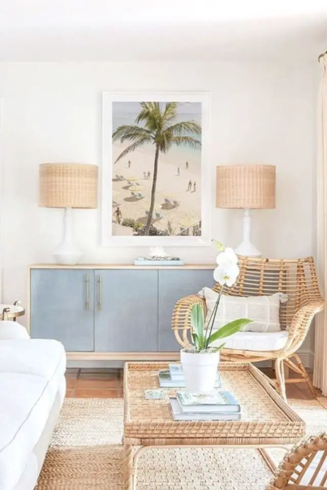 buffet deco bord de mer exemple meuble rangement bois et bleu lampe à poser blanche avec abat-jour naturel poster plage palmier
