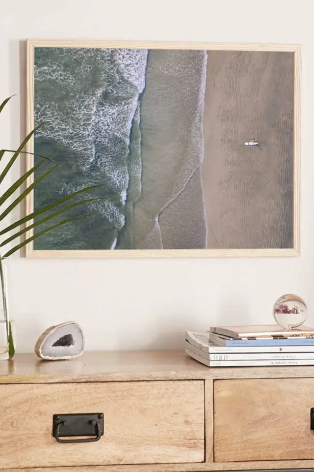 buffet deco bord de mer exemple meuble en bois magazine tableau poster vue plage simple décor épuré