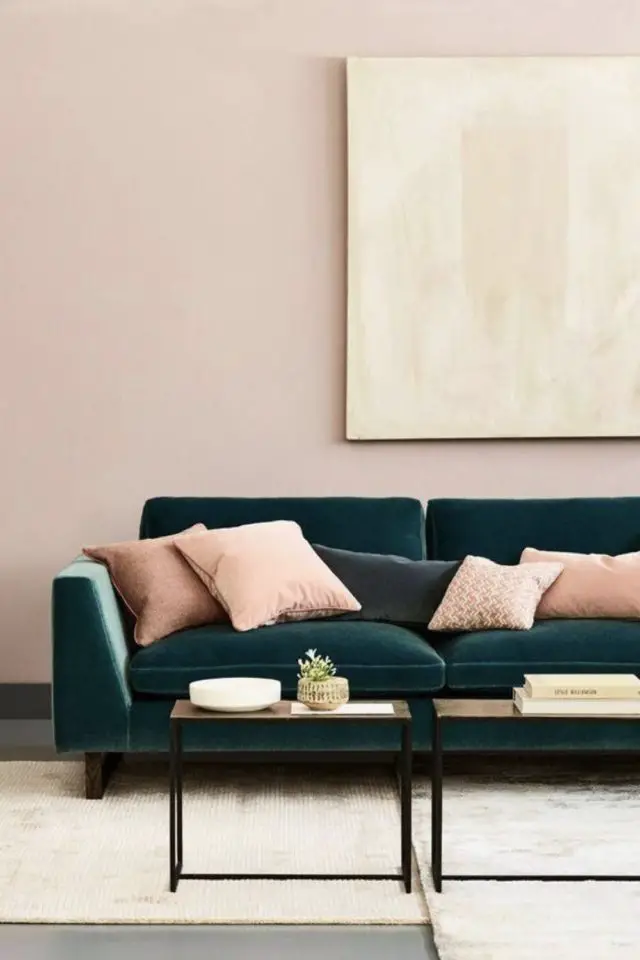canape vert deco salon moderne velours sofa mur peinture rose