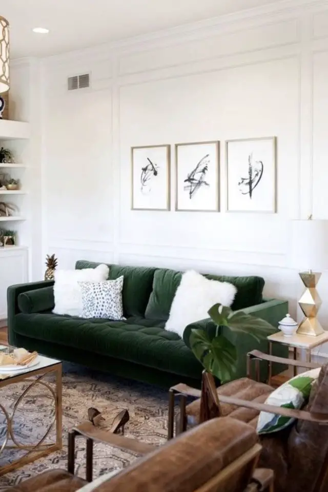 canape vert deco salon moderne 3 places en velours mur blanc tapis étagère