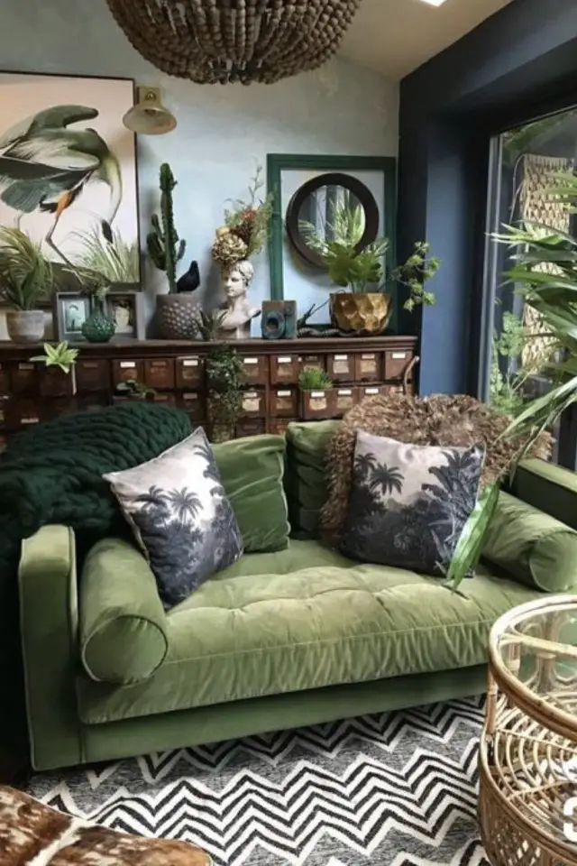 canape vert deco salon moderne classique chic couleur sombre élégant meuble chiné brocante