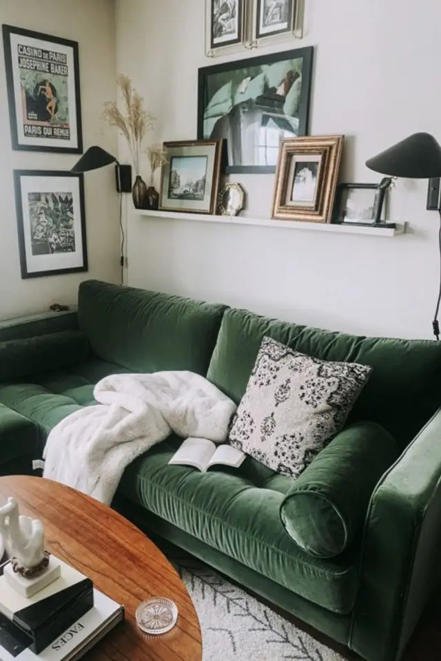 canape vert deco salon moderne petit séjour famille déco mur cadre étagère