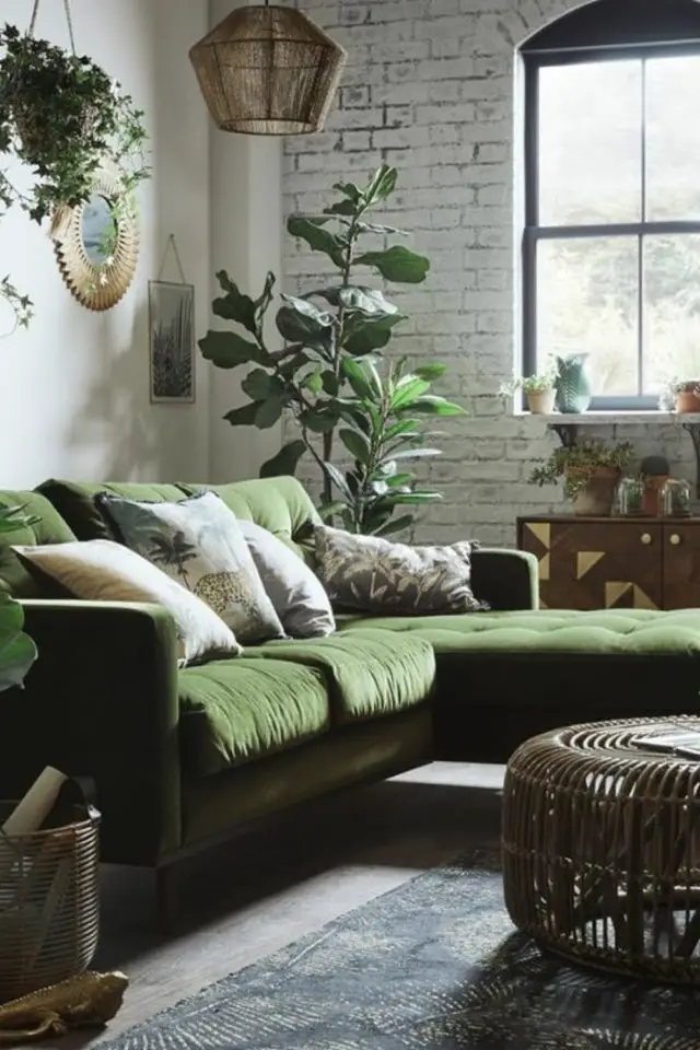 canape vert deco salon moderne angle cosy mur blanc papier peint brique plante simple et chic