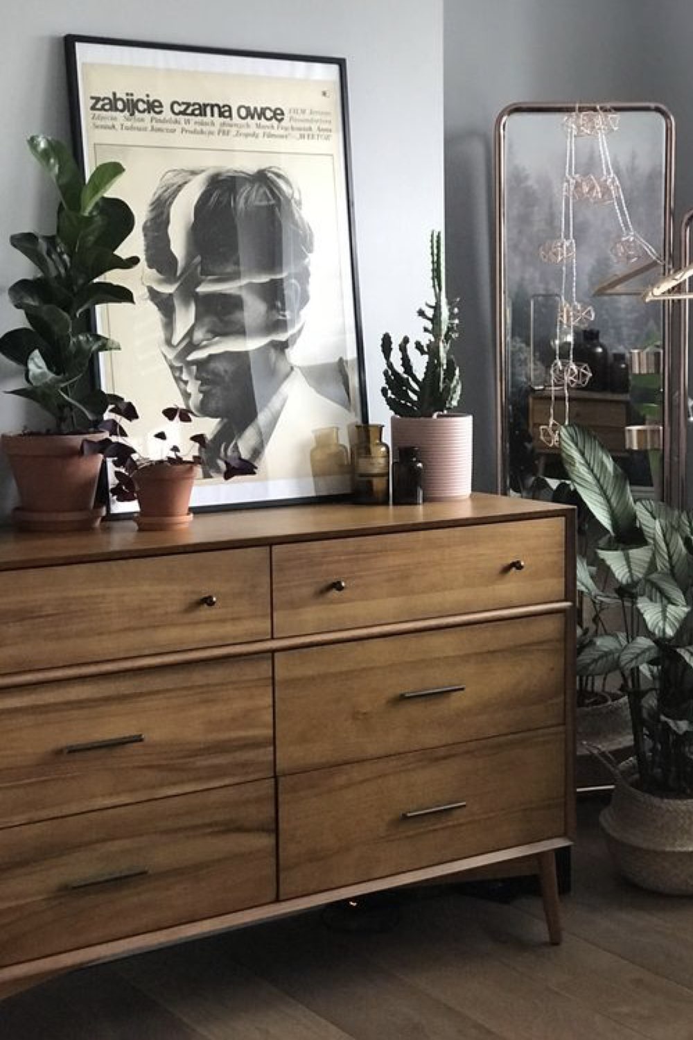 chambre adulte decoration reussie exemple plantes vertes à côté de la commode cadre affiche simple bois chaleureux