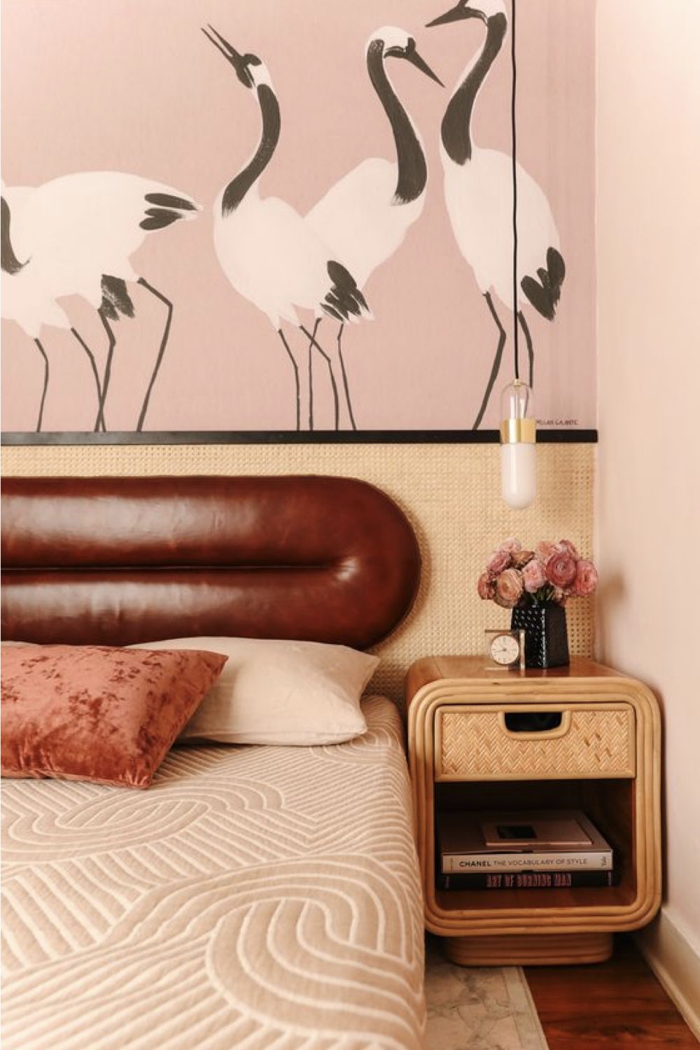 chambre adulte decoration reussie exemple soubassement en cannage papier peint rose avec motif oiseau ambiance féminine chic tête de lit cuir vintage