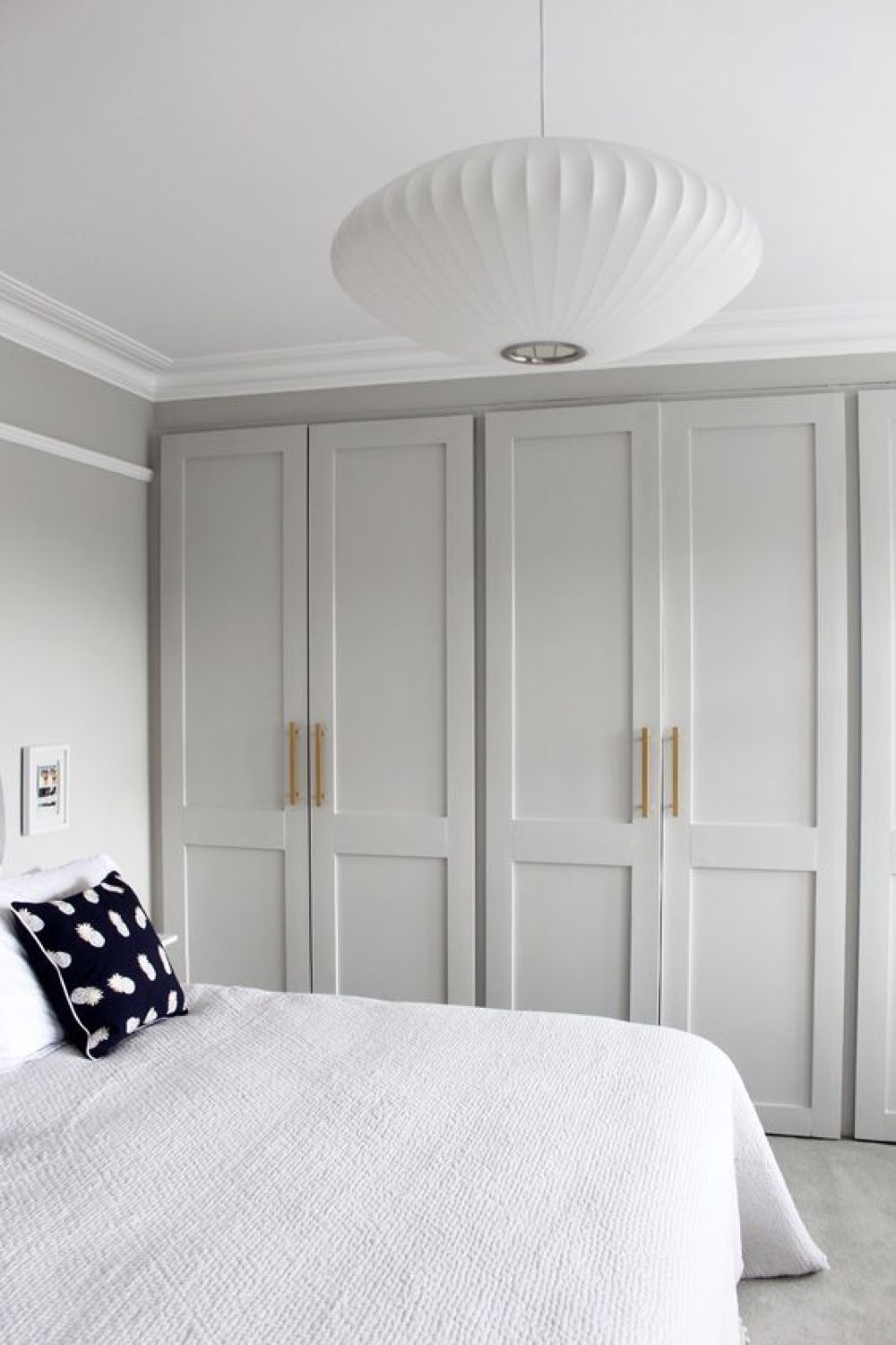 chambre adulte decoration reussie exemple peinture porte de placard couleur gris clair douceur harmonie 