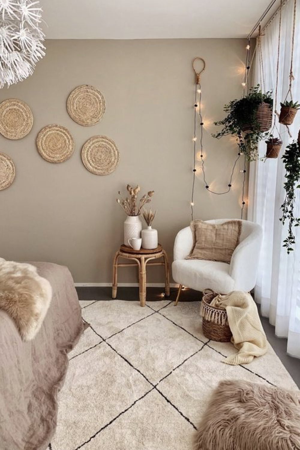 chambre adulte decoration reussie exemple peinture beige tapis berbère déco mur fibre naturelle petit fauteuil bouclette blanc coin cosy cocooning slow living