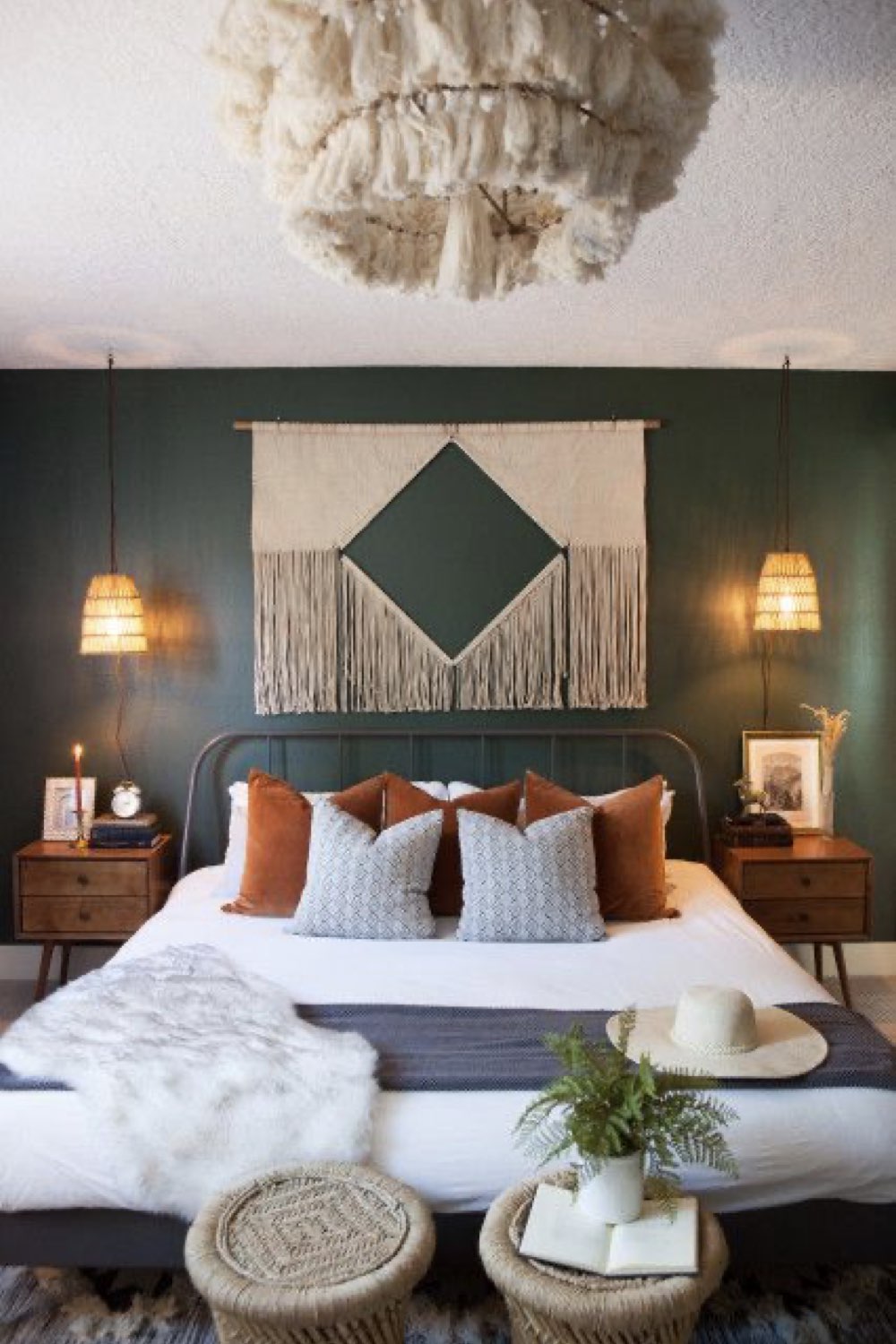 chambre adulte decoration reussie exemple décor bohème chic éclectique macramé contraste peinture vert sauge mur applique murale