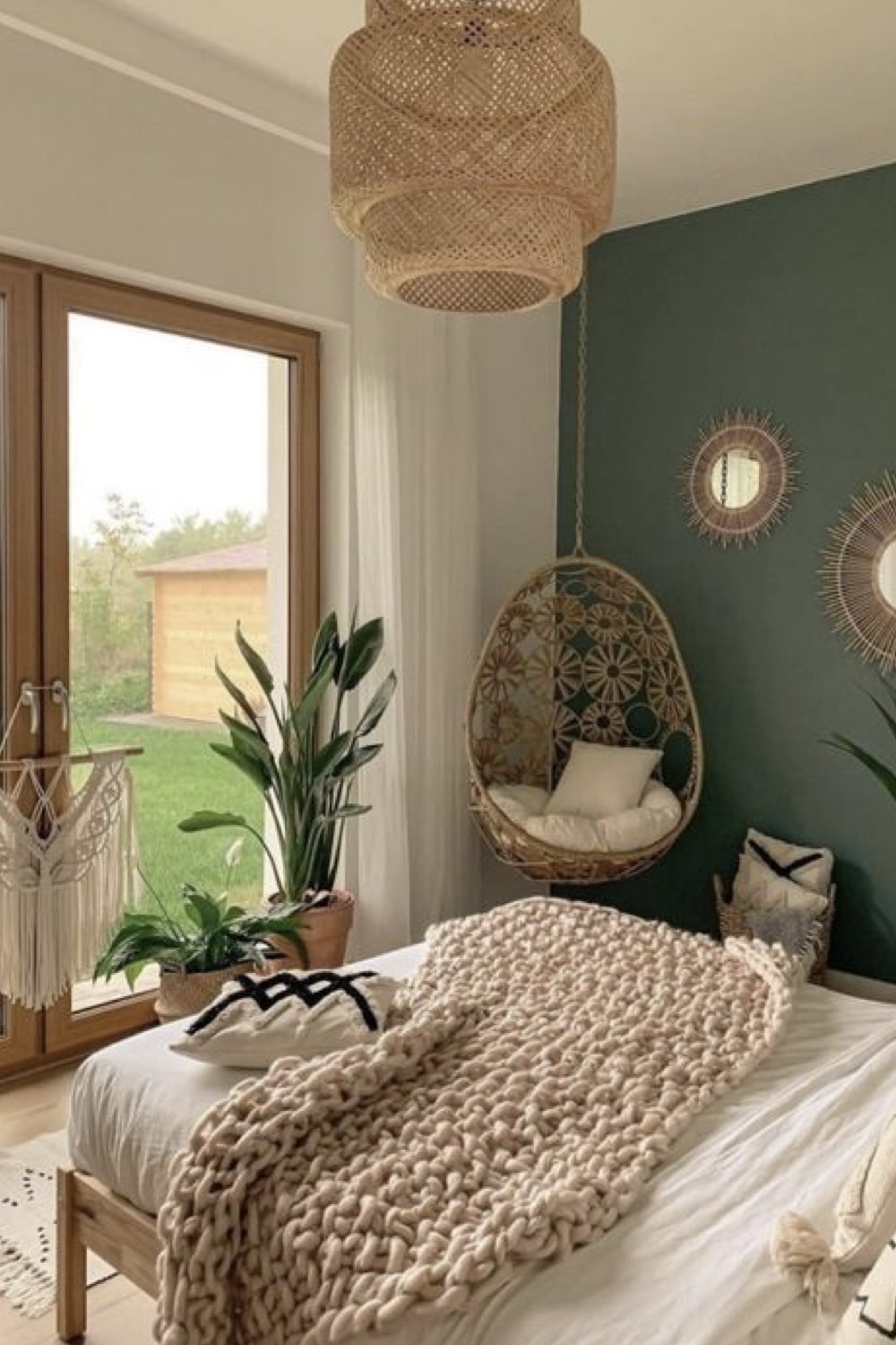 chambre adulte decoration reussie exemple angle de la pièce fauteuil bohème suspendu décor nature couleur vert sauge et blanc rotin