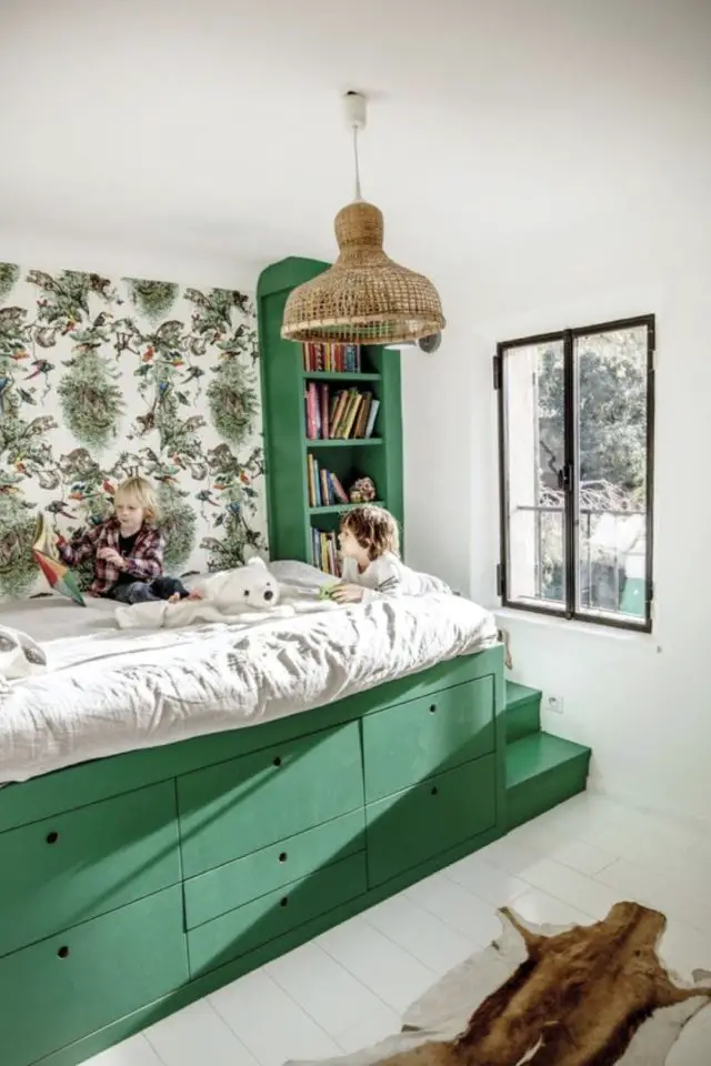 chambre deco pratique rangement exemple lit surélevé couleur vert papier peint enfant