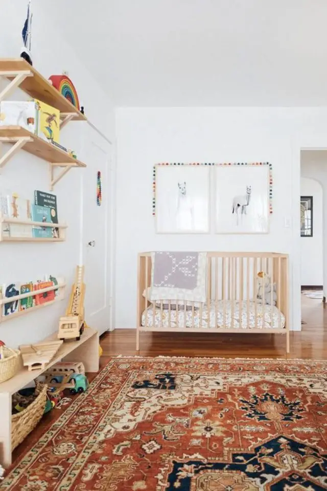 choisir chambre bebe lit barreaux simple en bois clair pas cher tapis vintage étagère cadres