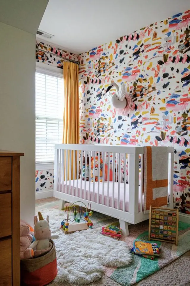 choisir chambre bebe lit barreaux blanc réglable papier peint multicolore rideaux jaunes harmonie