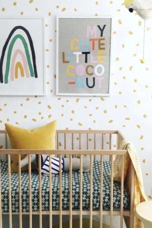choisir chambre bebe lit barreaux en bois réglable en hauteur conseils petit budget papier peint confetti jaune et blanc affiche encadrée couleur