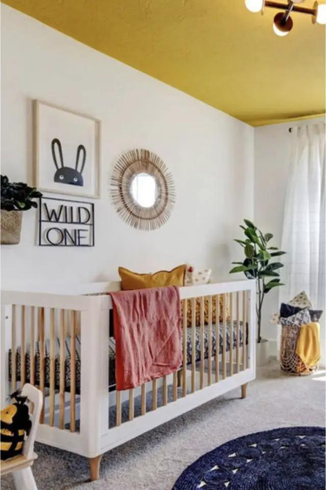 choisir chambre bebe lit barreaux blanc et bois mur peinture plafond orginal couleur petite plante verte déco mur simple