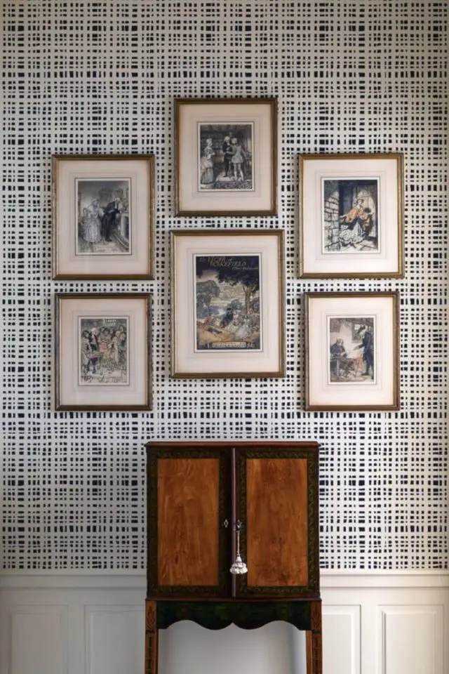 comment choisir papier peint entree noir et blanc vintage quadrillage galerie cadre meuble en bois soubassement