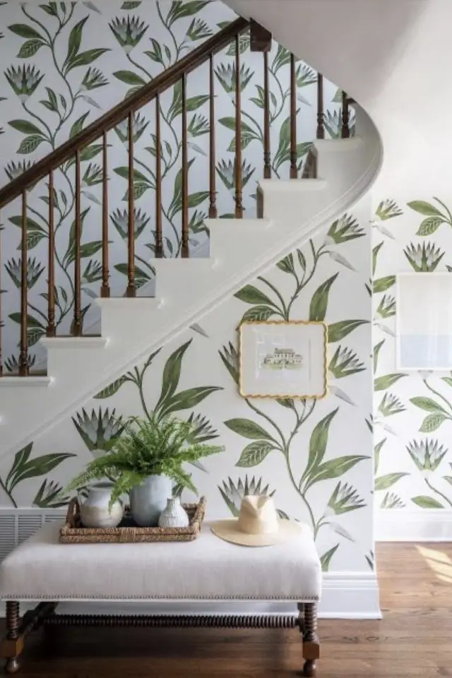 comment choisir papier peint entree cage d'escalier ouverte modèle végétal blanc et vert élégant simple chic