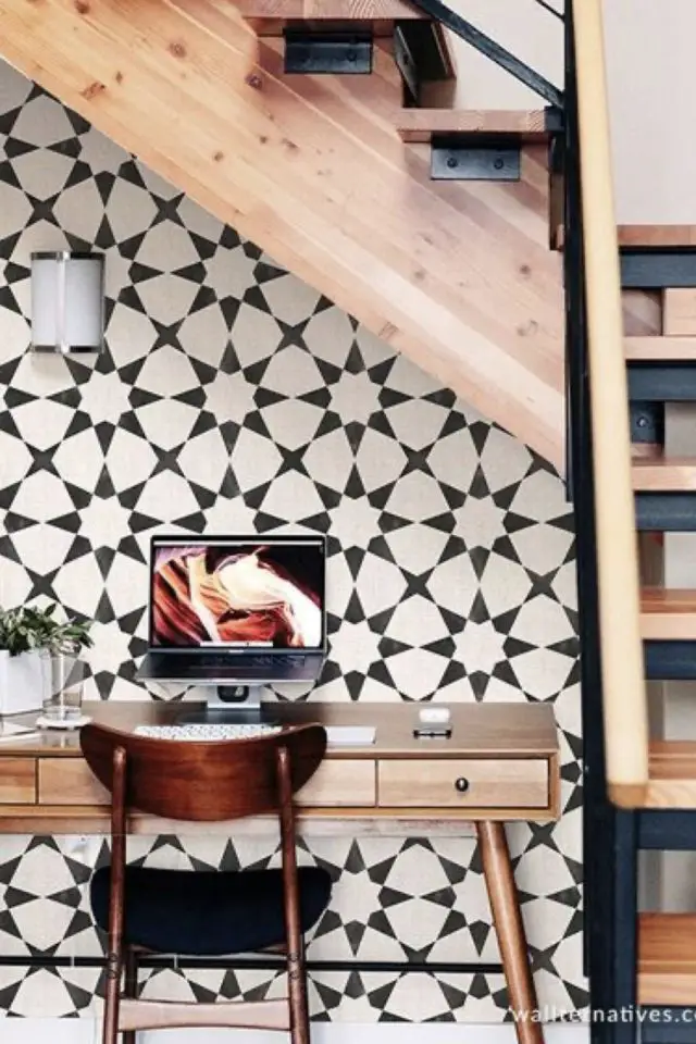 comment choisir papier peint entree dessous cage d'escalier noir et blanc motif moderne bois naturel espace de travail bureau à domicile