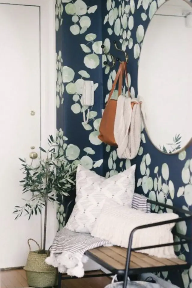 comment choisir papier peint entree moderne féminin bleu et vert motif végétal petit banc en bois et métal noir grand miroir rond