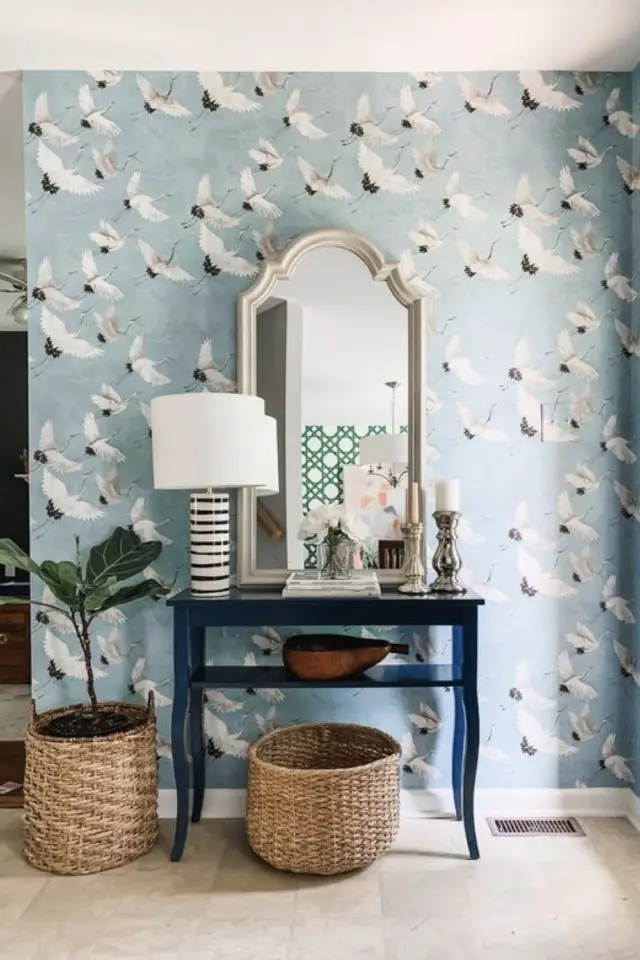 comment choisir papier peint entree bleu association couleur peinture meuble motif oiseaux grues noir et blanche fond coloré