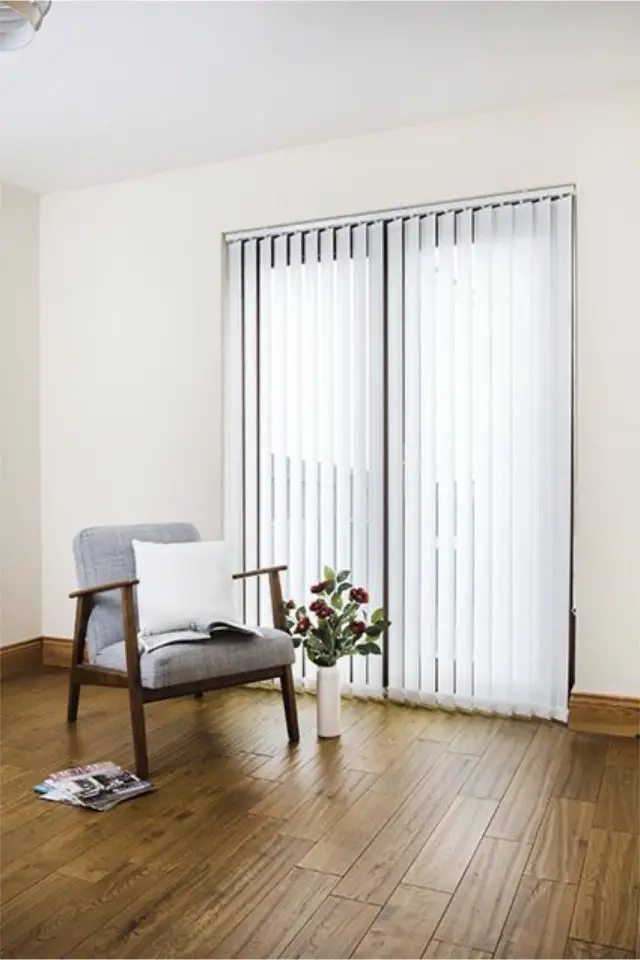 comment choisir store decorer fenetre à bandes verticale baie vitrée porte coulissante blanc salon séjour salle à manger pièce à vivre