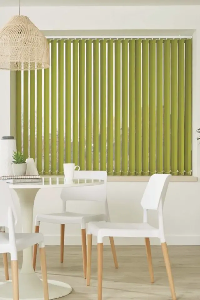 comment choisir store decorer fenetre intérieur bandes verticales colorées cuisine salle à manger