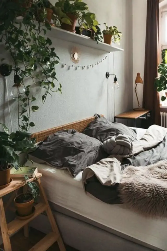 comment creer deco nature zen chambre à coucher adulte peinture vert d'eau plantes vertes étagère suspendue dessus du lit parure grise et blanche
