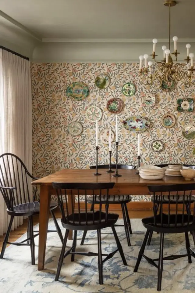 comment creer deco nature zen salle à manger table en bois vintage chaises noire papier peint floral récup assiette décoration mur