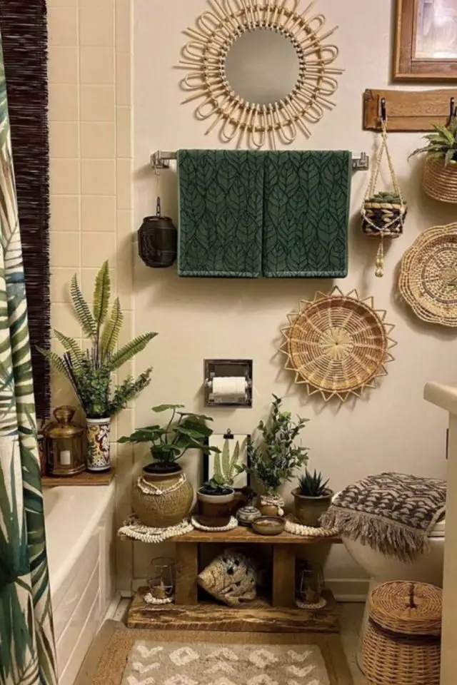 comment creer deco nature zen salle de bain beige et verte décoration murale rotin tressé plantes vertes rideau douche imprimé tropical