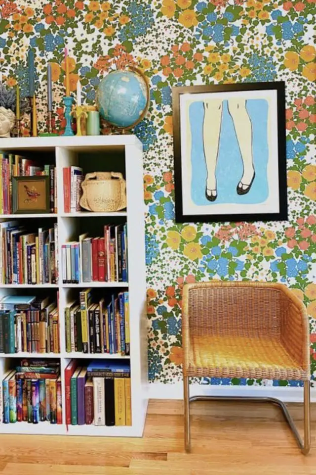comment creer deco nature zen salon papier peint fleur vintage couleur bibliothèque blanche affiche bleue fauteuil en rotin