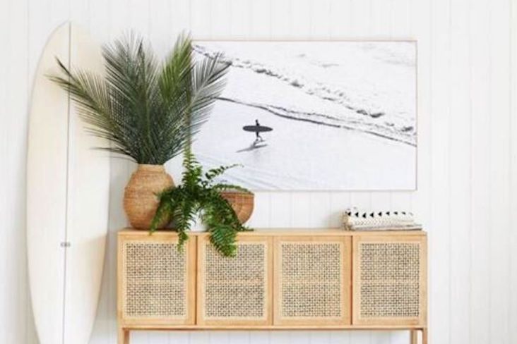 comment decorer dessus buffet bord de mer planche de suf plantes vertes tableau en noir et blanc cannage moderne nature