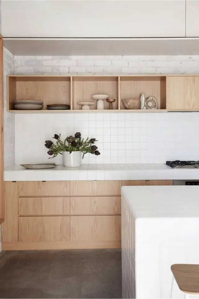 credence cuisine blanche originale et moderne carrelage carré meuble en bois niches
