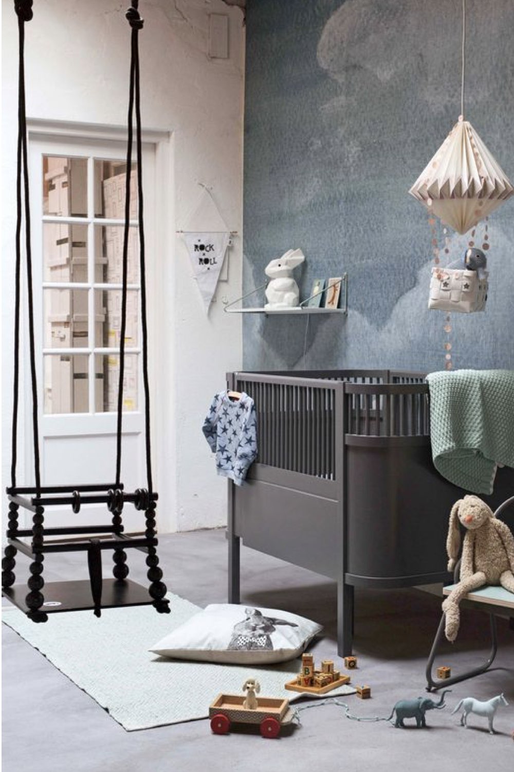 deco chambre bebe garcon moderne bleuet et blanche papier peint berceau gris balançoire suspendue