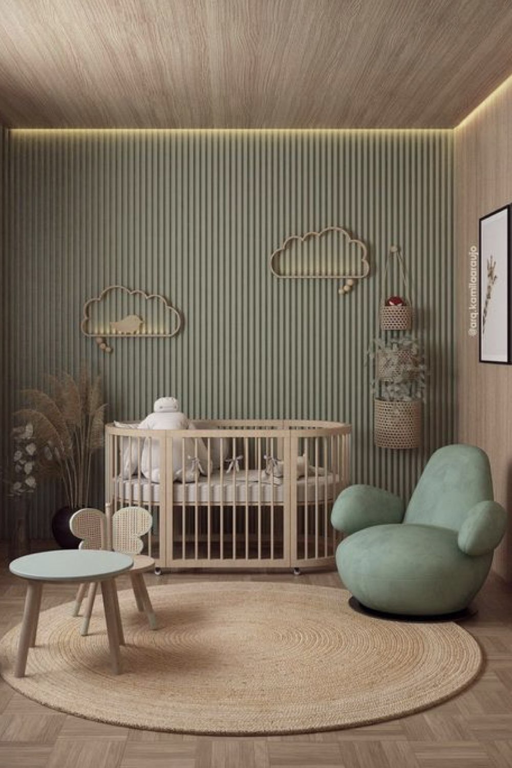 deco chambre bebe garcon moderne nature tendance revêtement bois plafond tasseaux peint vert sauge tapis rond en jute lit à barreaux arrondi