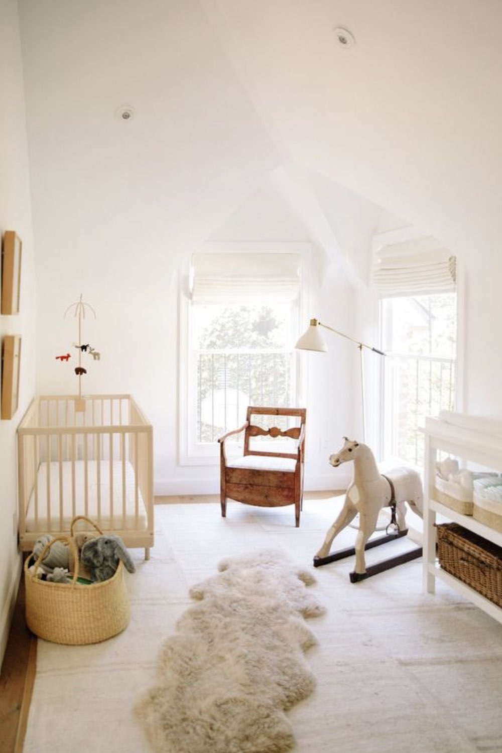 deco chambre bebe garcon moderne en longueur espace lumineux blanc neutre tapis cosy lit à barreaux en bois clair