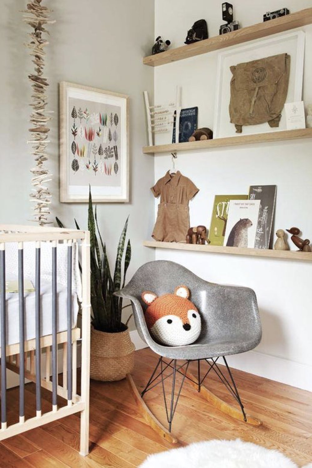 deco chambre bebe garcon moderne étagères en bois murale fauteuil à bascule Eames bleu lit évolutif blanc