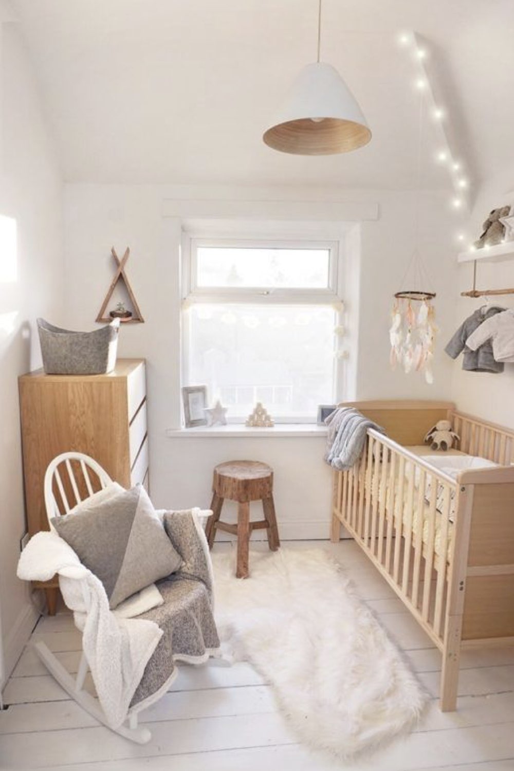 deco chambre bebe garcon moderne petite pièce blanche et bois neutre lumineux commode fauteuil pour maman lit en bois