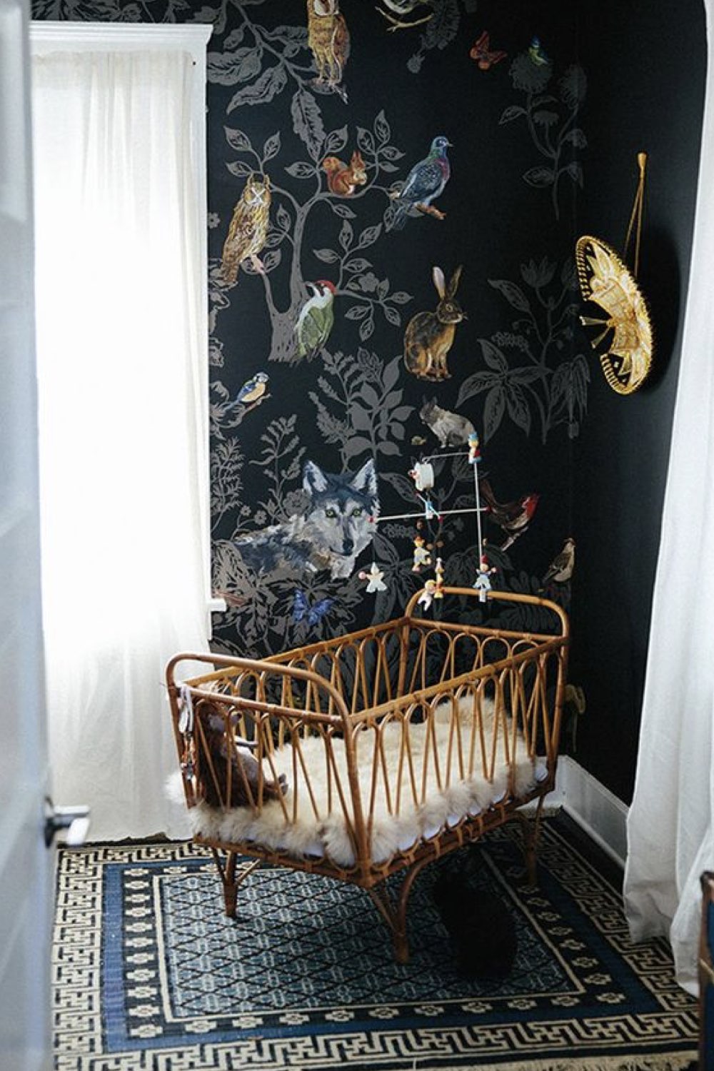 deco chambre bebe garcon moderne berceau en rotin papier peint forêt couleur sombre
