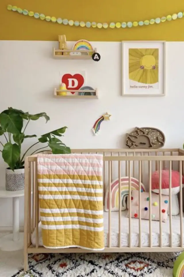 deco chambre bebe lit petit budget en bois décor mur peinture soubassement blanc jaune tapis